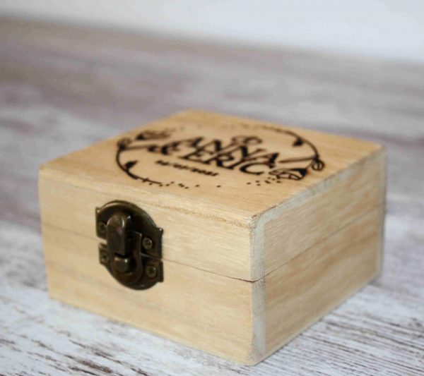 Caja Anillos Boda Madera con la forma cuadrada en la imagen esta enfocada para poder apreciar el grosor de la caja