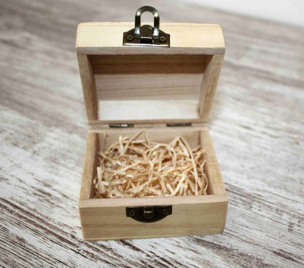 Caja Anillos Boda Madera en forma cuadrada en la imagen se aprecia la caja abierta